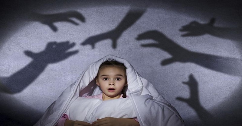 Jak pomoci dětem překonat strach ze tmy a noční můry