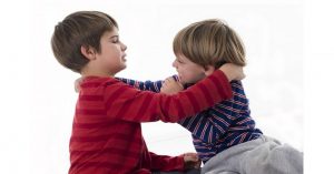 10 kroků, jak naučit dítě, že bít jiné děti se nemá