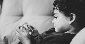 Když si dítě stěžuje, že je „jediné“, které nemá mobil
