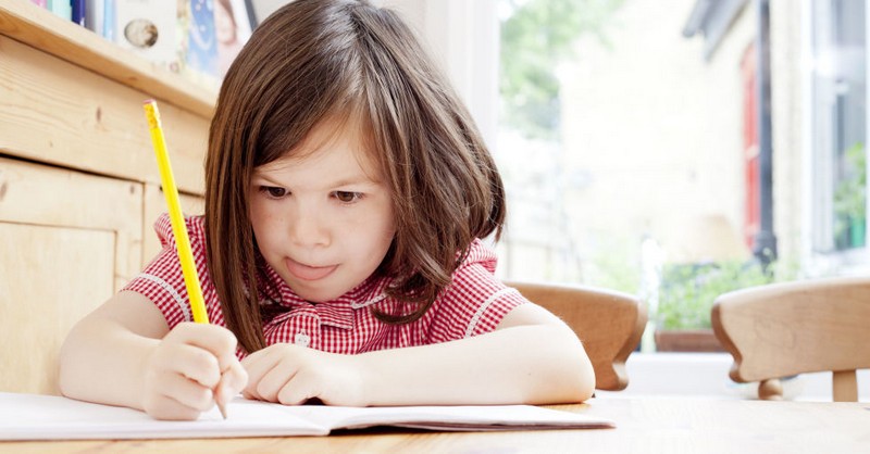 Jak přestat dělat domácí úkoly za vaše dítě a nezbláznit se