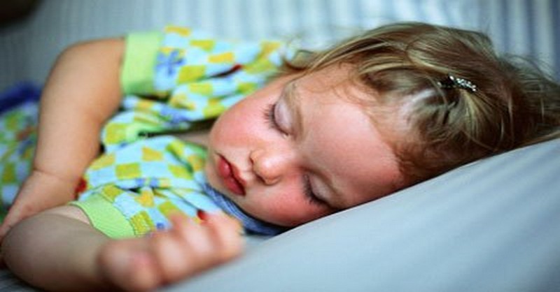 10 kroků k tomu, aby se vaše dítě naučilo spát samo ve vlastní posteli